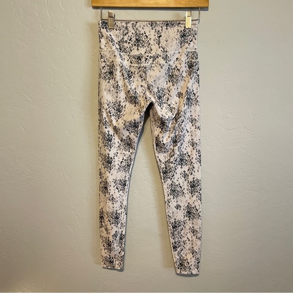 Varley Women's Mid Rise White Grey Snakeskin Printed Leggings Size X-Small - Picture 4 of 4